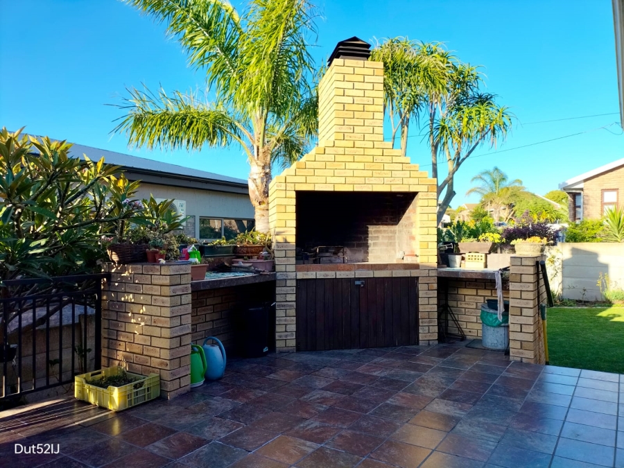 4 Bedroom Property for Sale in Fraaiuitsig Western Cape